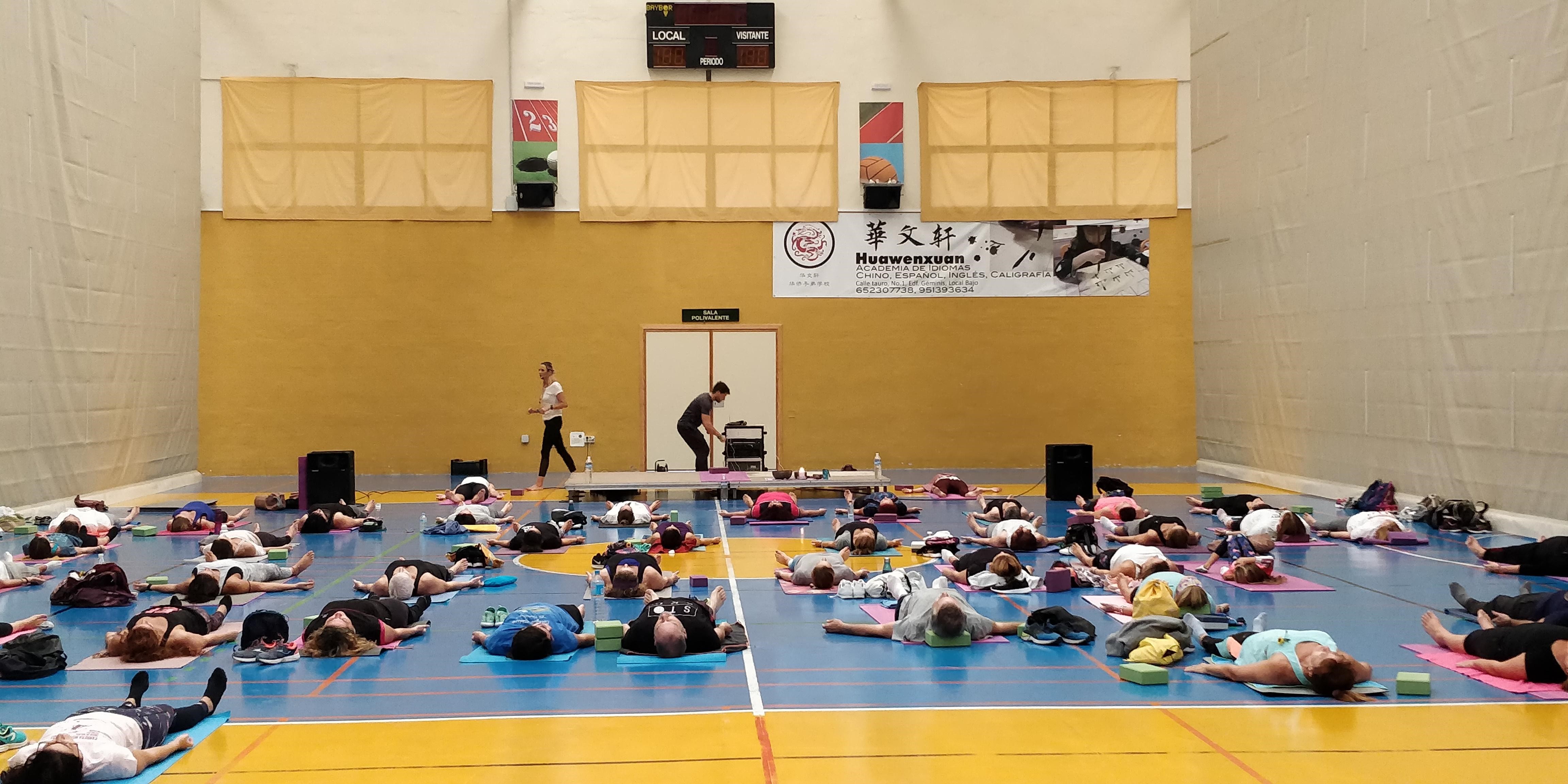 Yoga muy solidario del Gimnasio Polideportivo Arroyo de la Miel