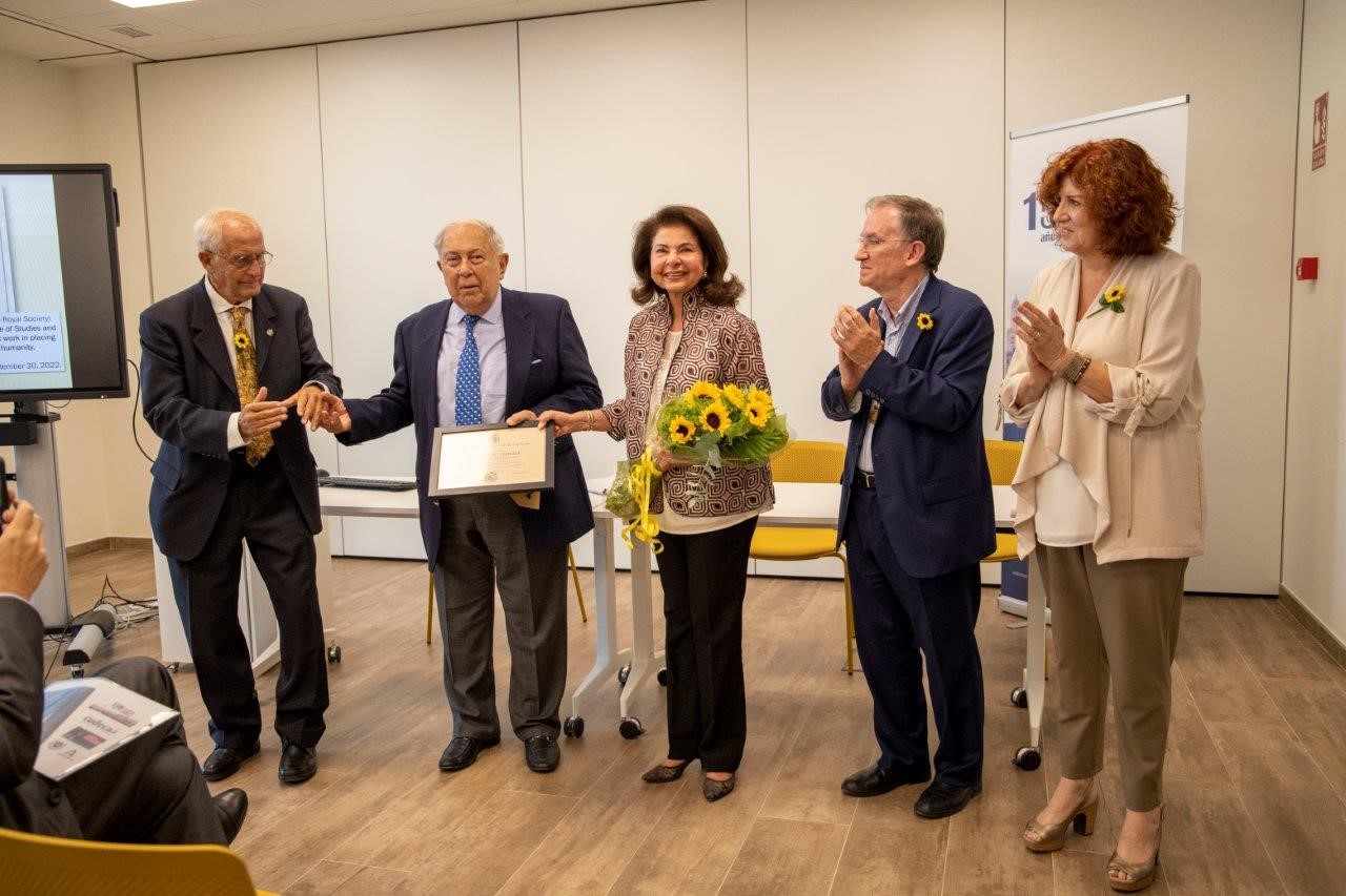The Malaga Academy of Sciences awards a diploma to Dr. Yusuf Hamied