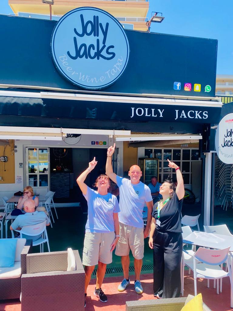 Jolly Jack´s, un bar del puerto de Fuengirola, recauda más de 300 € en la rifa solidaria que organizaron el fin de semana pasado.