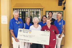 Cudeca recibe una donación del Club de los Leones de la Cala de Mijas