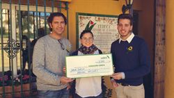 Arenal Wellness hace entrega de la recaudacion del Arenal Training Day a Fundacion Cudeca