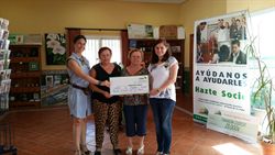 Éxito de venta de roscos y buñuelos a beneficio de Cudeca