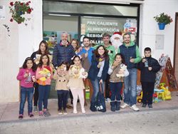 Un Papá Noel solidario en la calle Santa Ana