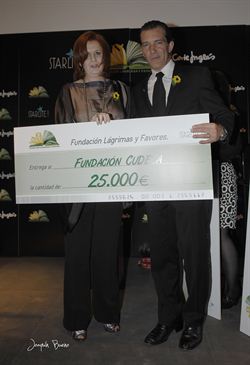 Antonio Banderas y su Fundación Lágrimas y Favores entrega a Cudeca los fondos recaudados en 2012