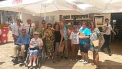 Pacientes y voluntarios de Cudeca visitan el Museo Picasso de Málaga y la Bodega Bar El Pimpi