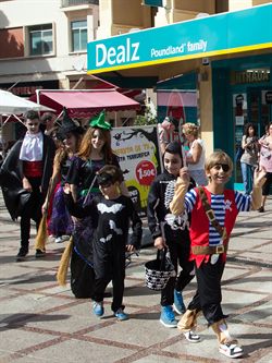 Dealz Torremolinos recauda fondos para Cudeca