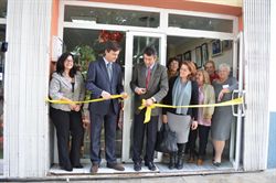 El alcalde de Coín inaugura la nueva tienda benéfica de Cudeca
