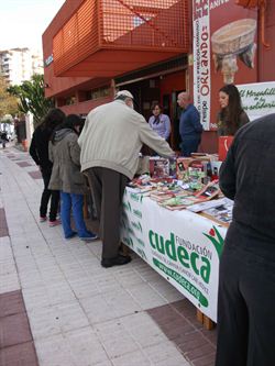 Éxito en el Octavo Mercadillo Solidario de la Biblioteca de Arroyo de la Miel a beneficio de Cudeca