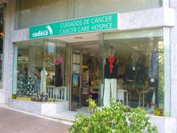La tienda Benéfica de Cudeca en Marbella abre sus puertas por la tarde