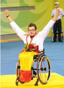 Tomás Piñas, medallista paraolímpico, apoya a la Fundación Cudeca