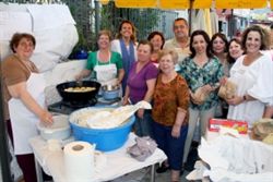 La Peña de la Cruz organiza una venta solidaria de buñuelos por Cudeca